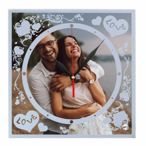 Ceas din sticlă cu inimioare, personalizat cu fotografia ta